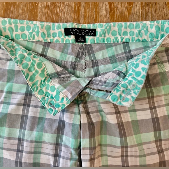 Volcom Bermuda Shorts - Picture 4 of 10